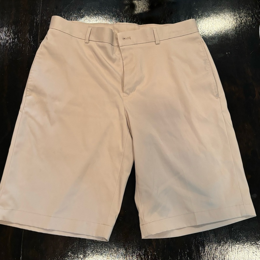 Men’s golf shorts